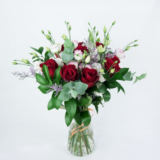 ramo de rosas rojas y lisianthus